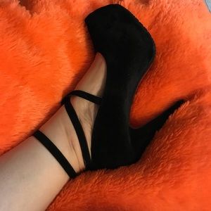 🔻🎉HP🎉GORGEOUS VELVETY HEELS🔻